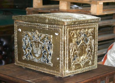 Scatola portacarbone rivestita in ottone decorato a sbalzo